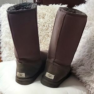 UGG boot size 8 good condition color brown